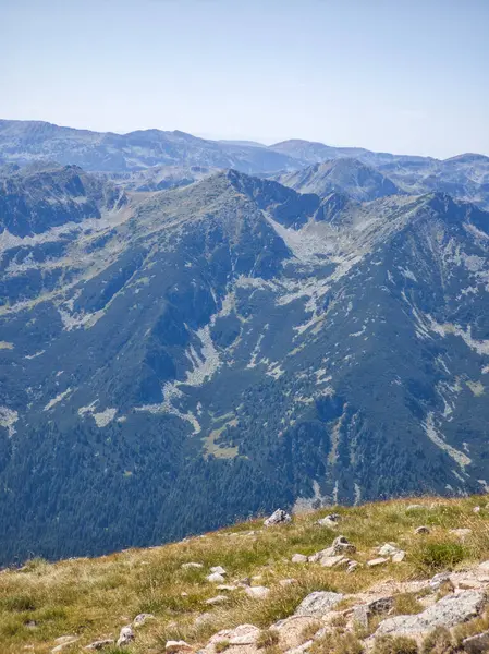 Bulgaristan 'ın Musala zirvesi ve Buz Gölü yakınlarındaki Rila dağının yaz manzarası