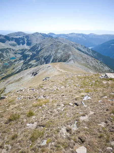 Bulgaristan 'ın Musala zirvesi ve Buz Gölü yakınlarındaki Rila dağının yaz manzarası