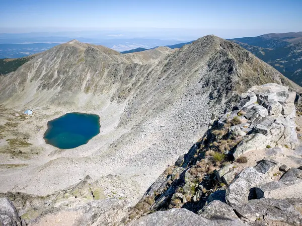 Bulgaristan 'ın Musala zirvesi ve Buz Gölü yakınlarındaki Rila dağının yaz manzarası