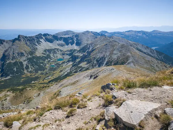 Bulgaristan 'ın Musala zirvesi ve Buz Gölü yakınlarındaki Rila dağının yaz manzarası