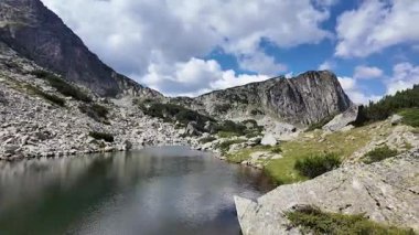 Bulgaristan 'ın Yakoruda Gölleri yakınlarındaki Rila Dağı' nın İnanılmaz Yaz Manzarası