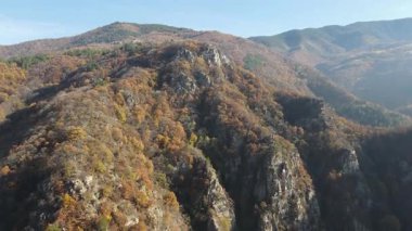 Bulgaristan 'ın Chepelarska Nehri (Chaya) etrafındaki Rodop Dağları' nın sonbahar havası manzarası
