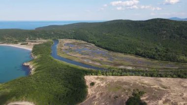 Karadeniz kıyısına ait hava manzarası, Bulgaristan 'ın Burgaz Bölgesi Arkutino bölgesini temizledi 