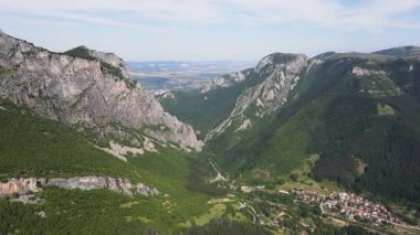 Bulgaristan 'ın Balkan Dağları' ndaki Vratsata Geçidi Şaşırtıcı Havacılık Yaz Manzarası