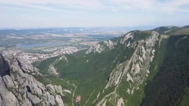 Bulgaristan 'ın Balkan Dağları' ndaki Vratsata Geçidi Şaşırtıcı Havacılık Yaz Manzarası