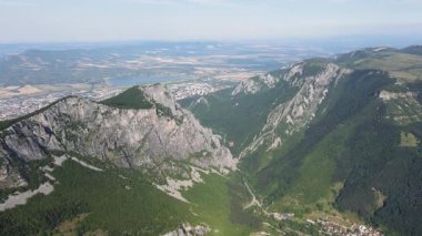 Bulgaristan 'ın Balkan Dağları' ndaki Vratsata Geçidi Şaşırtıcı Havacılık Yaz Manzarası