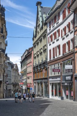 LAUSANNE, SWitzERLAND - 18 Haziran 2023: Tipik Lozan şehri, Vaud Kantonu, İsviçre