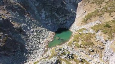 Bulgaristan 'ın Malyovitsa Gölleri yakınlarındaki Rila Dağı' nın Sonbahar Havası manzarası