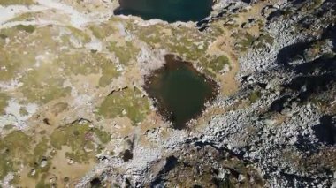 Bulgaristan 'ın Malyovitsa Gölleri yakınlarındaki Rila Dağı' nın Sonbahar Havası manzarası