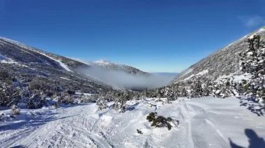 Bulgaristan 'ın Musala zirvesi yakınlarındaki Rila Dağı' nın şaşırtıcı kış manzarası