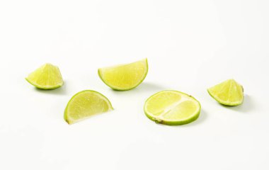 Beyaz arka planda taze limon meyvesi parçaları