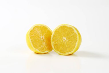 Taze limon ikiye bölünmüş.