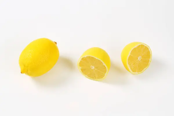 Limões Frescos Inteiro Duas Metades — Fotografia de Stock