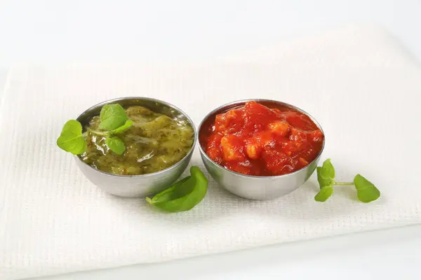Pesto Albahaca Salsa Tomate Tazones Metal Imagen De Stock