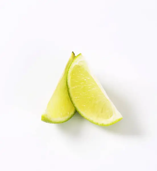 Twee Limoen Fruit Kwartjes Witte Achtergrond — Stockfoto