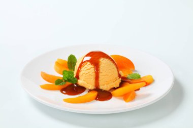 taze kayısı dilimleri ve karamel sos ile dondurma