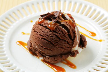 karamel soslu çikolatalı vanilyalı dondurma