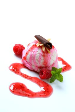 Ahududu Ice cream şurubu ile Kepçe