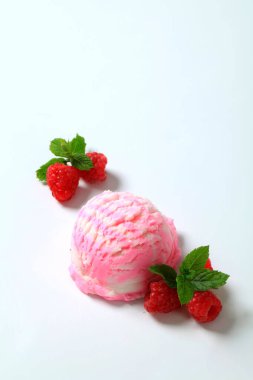 Ahududu yoğurt dondurma kaşık