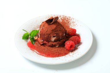 Vanilyalı çikolatalı dondurma ve ahududu.