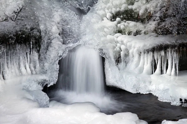 Icescape Con Una Cascada Agua Velada Carámbanos Nieve Hermosa Imagen Fotos de stock libres de derechos