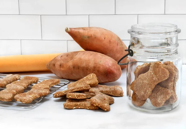 Hundekekse Aus Süßkartoffeln Auf Einem Gestell Einem Glas Und Gestapelt — Stockfoto
