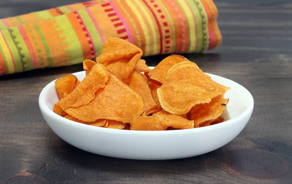 Een Kom Zoete Aardappel Chips Een Houten Tafel Macro — Stockfoto