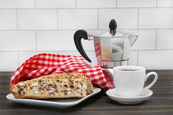 Mandeln Italienische Kekse Mit Schokoladenchips Eine Espressomaschine Und Eine Tasse Stockfoto