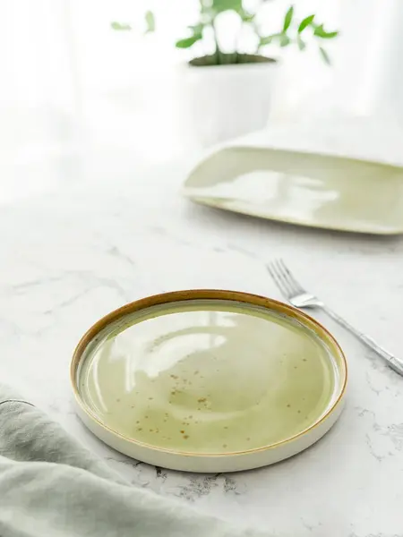 Boş Yeşil Tabak Masa Örtüsü Çatal Beyaz Mermer Masanın Üzerinde — Stok fotoğraf