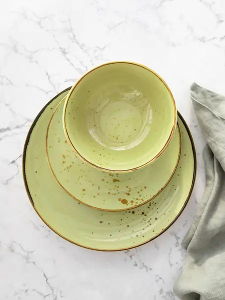 Beyaz Mermer Masa Üzerinde Masa Örtüsü Olan Boş Yeşil Tabağın — Stok fotoğraf