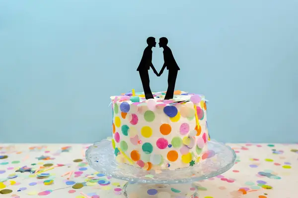 Két Vőlegény Torta Tetején Díszített Esküvői Torta Friss Házas Szobrocskák Stock Kép