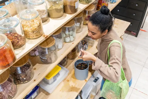 Afroamerykanka Kupująca Organiczną Herbatę Lokalnym Sklepie Kobieta Czuje Organiczną Herbatę — Zdjęcie stockowe