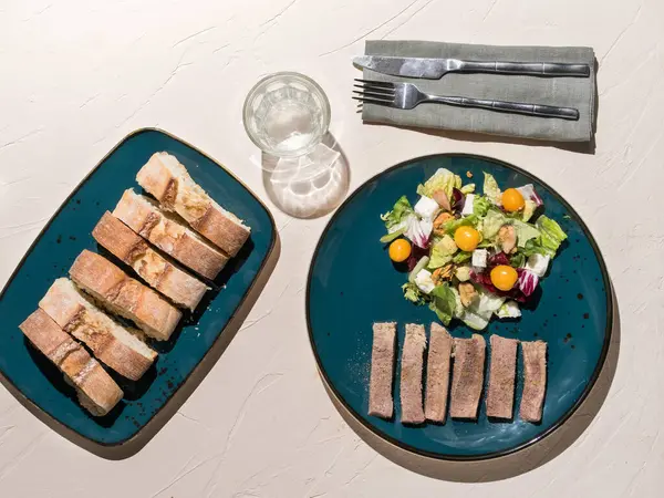 Draufsicht Auf Das Gourmet Mittagessen Mit Fein Geschnittenen Baguettestücken Neben lizenzfreie Stockbilder
