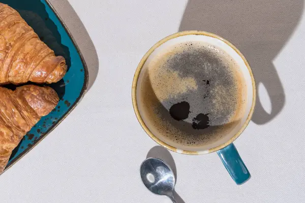 Horní Pohled Šálek Kávy Vedle Vločkovité Croissanty Modrém Keramickém Talíři Stock Snímky