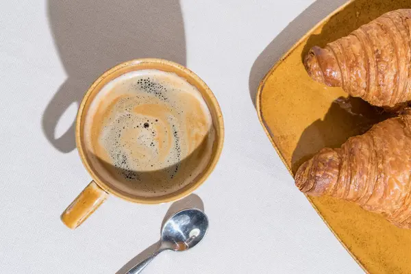 Vista Superior Taza Café Lado Croissants Escamosos Plato Cerámica Establecido Imagen de archivo