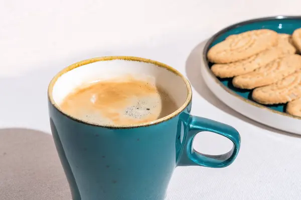 Zbliżenie Kawy Stylowo Niebieskim Kubku Świeżo Upieczonymi Ciasteczkami Talerzu Białym Zdjęcie Stockowe
