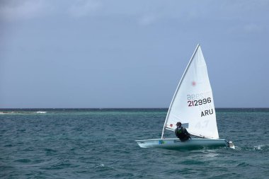 ORANJESTAD, ARUBA - 27 Mart 2022: Karayip adası Aruba 'daki Oranjestad' daki Surfside plajında yelken açan küçük lazer botu