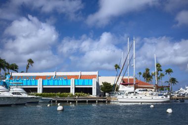 ORANJESTAD, ARUBA - 3 Temmuz 2022: Wind Creek Liman Kumarhanesi ve Karayip adası Aruba 'daki Oranjestad şehir merkezindeki Wind Creek Marina