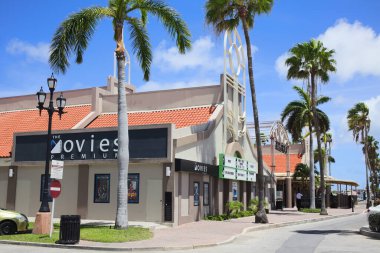 ORANJESTAD, ARUBA - 17 Temmuz 2022: Rönesans Pazar Merkezi 'ndeki Sinema Karayip adası Aruba' daki Oranjestad 'da (Seçici Odaklanma, resmin ön tarafına odaklan)
