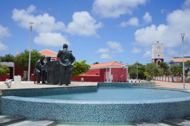 ORANJESTAD, ARUBA - 17 Temmuz 2022: Karayip adası Aruba 'daki Plaza Padu' da bulunan Aruba milli marşının yaratılmasına katkıda bulunan üç kişinin heykeli ve fıskiyesi