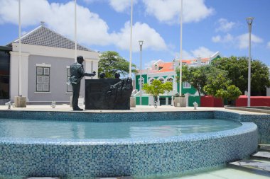 ORANJESTAD, ARUBA - 17 Temmuz 2022: Karayip adası Aruba 'daki Plaza Padu' da bulunan Aruba milli marşının yaratılmasına katkıda bulunan üç kişinin heykeli ve fıskiyesi 