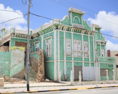 ORANJESTAD, ARUBA - 17 Temmuz 2022: Karayip adası Aruba 'daki Oranjestad şehir merkezinde Wilhelminastraat boyunca harap olmuş eski bir bina
