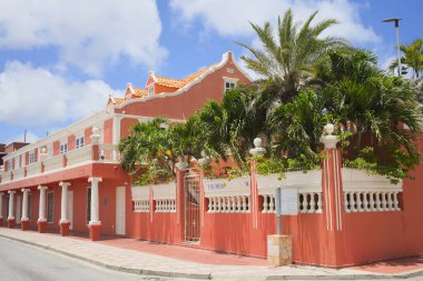 ORANJESTAD, ARUBA - 17 Temmuz 2022: Karayip adası Aruba 'daki Wilhelminastraat boyunca Casa Rosada (Pembe Ev)