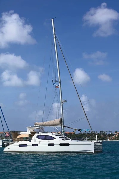 Oranjestad Aruba December 2021 Luipaard Catamaran Zeilboot Geankerd Aan Surfside — Stockfoto