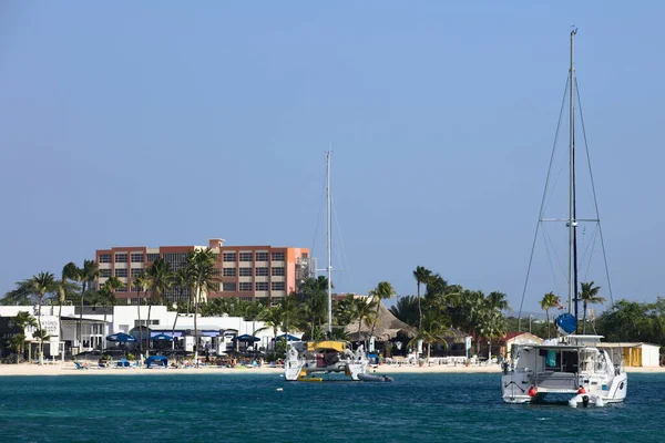 Oranjestad Aruba December 2021 Katamarán Vitorlás Hajók Horgonyozva Előtt Reflexiók — Stock Fotó