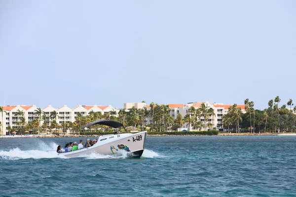 Oranjestad Aruba 2022年3月27日 乘坐水上出租车将客人送往加勒比海阿鲁巴奥兰吉斯塔德的私人文艺复兴岛 Renaissance Island 从后面可以看到文艺复兴海套房 — 图库照片