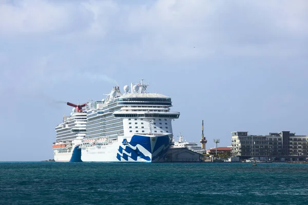 Oranjestad Aruba Δεκεμβρίου 2021 Κρουαζιερόπλοια Ελλιμενίζονται Στον Τερματικό Σταθμό Κρουαζιερόπλοιων — Φωτογραφία Αρχείου