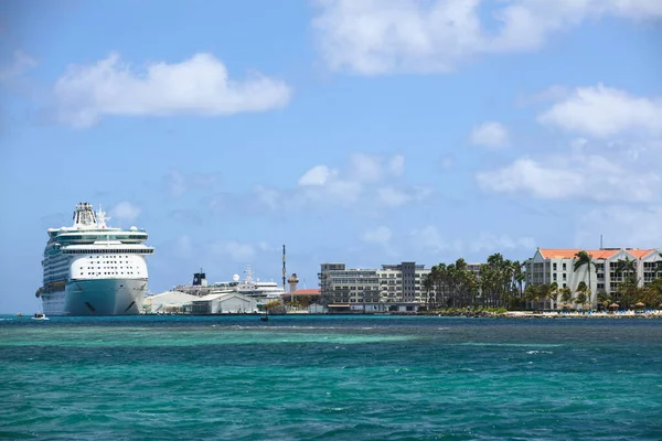 Oranjestad Aruba Juni 2022 Uitzicht Het Aanmeren Van Cruiseschepen Bij — Stockfoto