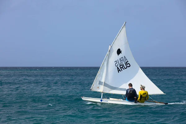 奥兰热斯塔德 阿鲁巴岛 2022年3月27日 两个人驾驶着一艘小太阳鱼小艇在加勒比海阿鲁巴奥兰热斯塔德海滩沿岸航行 — 图库照片