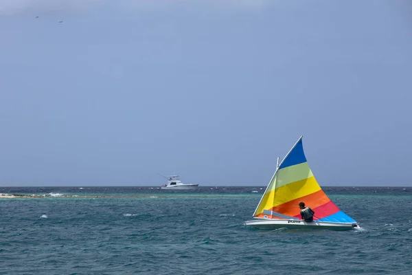 奥兰杰斯特达德 阿鲁巴岛 2022年3月27日 年轻男子驾驶着一艘色彩艳丽的小太阳鱼小艇 沿着加勒比海阿鲁巴岛奥兰杰斯特德海岸航行 — 图库照片